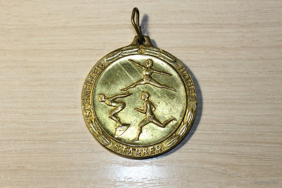 Тяжёлая, спортивная медаль, времён ГДР, диаметр 52 мм.