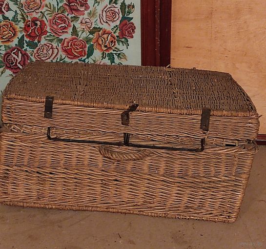 Плетеный из лозы чемодан (кофр)