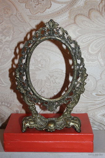 Настольное зеркало в металлической оправе, Италия, высота 21 см.