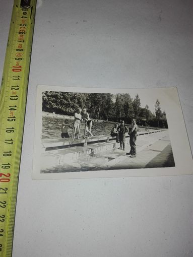 Старое военное фото у бассейна