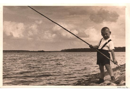 Фото. Юный рыбак. Дети. 1946 г. 10х16 см.