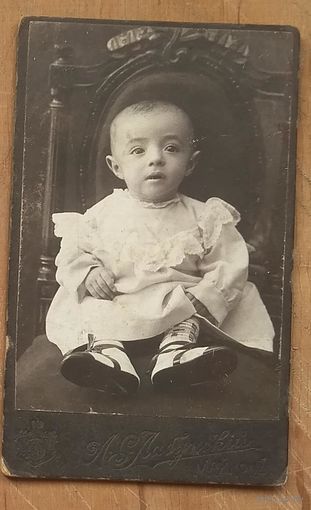 Фото девочки на стуле. г. Майкоп. До 1917 г. 6х10 см