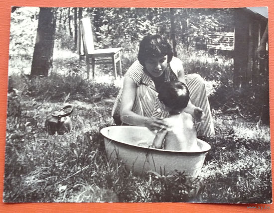 Фото на даче. Водные процедуры. 1960-е. 9х12 см.