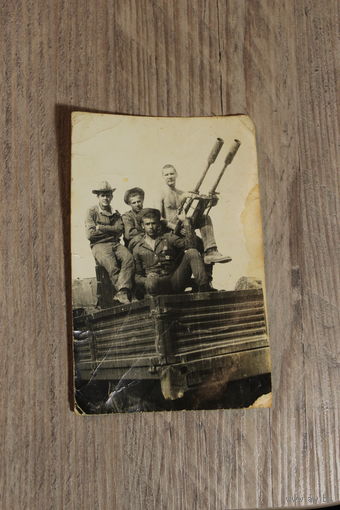 Фотография военнослужащих, времён СССР, размер 13*8 см.