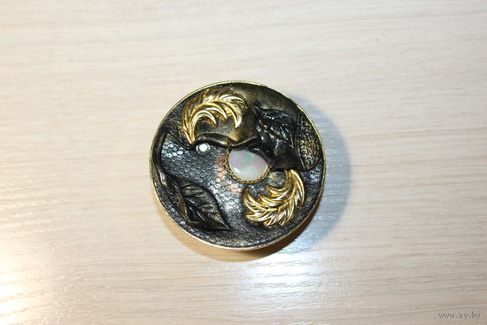 Металлический декоративный элемент (брошь, зажим), вставка из перламутра, диаметр 6.5 см., клейма.