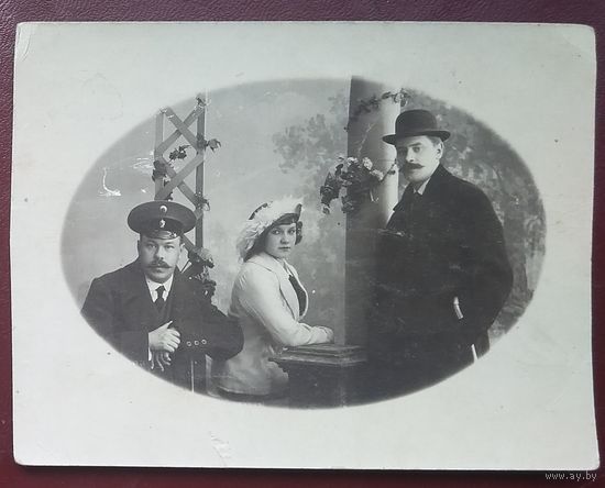 Фото двух мужчин и женщины. г. Майкоп. До 1917 г. 9х11,5 см