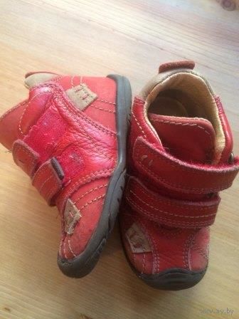 Красные ботинки 22 размера из натуральной кожи. Удобные и красивые. Стельку достать не могу, ориентируйтесь на замеры длины по подошве (16 см). Хорошее состояние.