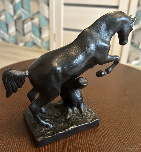 Статуэтка чугунная Касли . Конь прыгающий через пень . 1975г