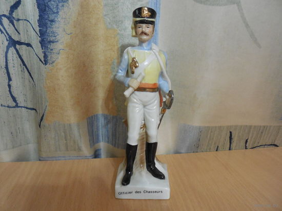 Фарфоровая Cтатуэтка "Офицер конных егерей" из серии Армия Наполеона