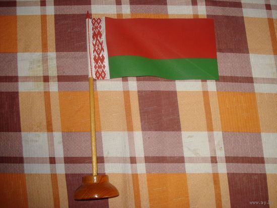 Флажок Беларуси на деревянной подставке