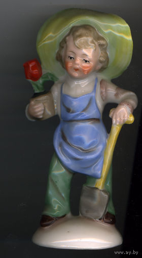 Германия  старинная фарфоровая статуэтка садовник мальчик с розой