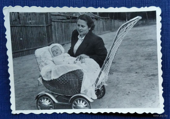 Фото с ребенком в коляске. 6х8.5 см