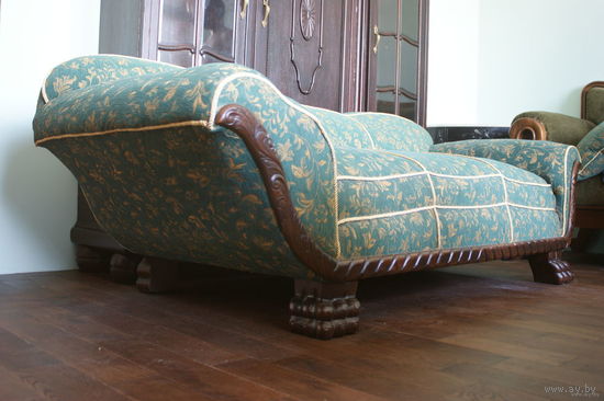 Антикварный диван (софа).