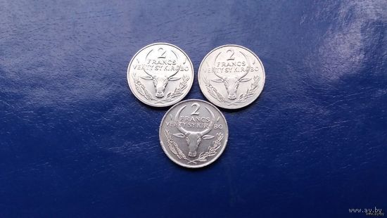 2 франка 1975-1988 года Мадагаскар (Состояние на фото,цена за одну)