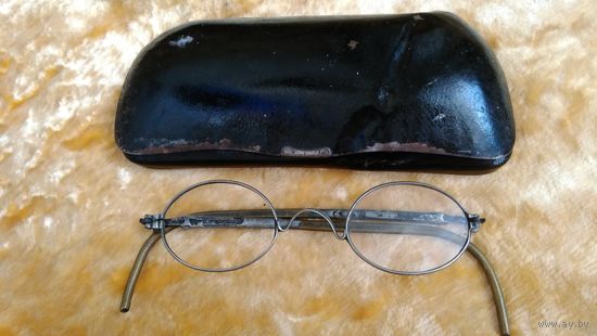 Футляр для очков металлический и очки старинные, довоенные