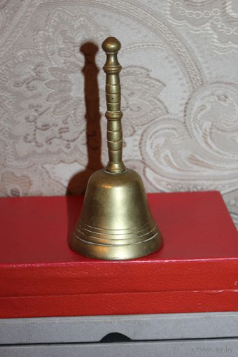 Латунный, вызывной колокольчик, высота 13.5 см., звонкий.