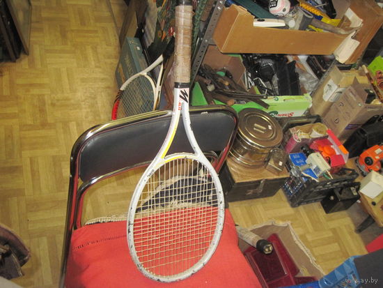 Советская ракетка для большого тенниса.