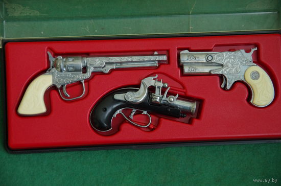 "Старинное оружие"   набор сувенирный из СССР  ( все пистолеты рабочие )