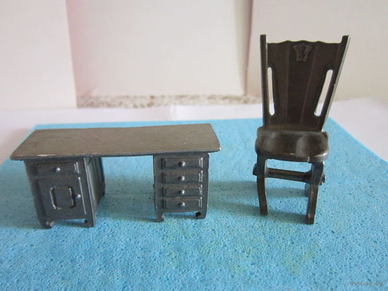 Фигурки мебели в миниатюре. Статуэтки "старинные" стул и стол одним лотом.