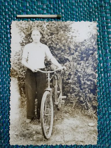 Фотография. Юноша и велосипед. Ретро СССР.