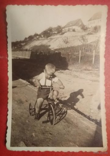 Фото ребенка на велосипеде. 6х9 см.