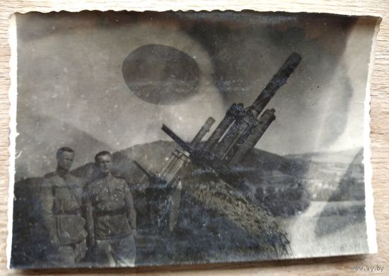 Фото двух военных у арт.орудия. 6.5х10 см