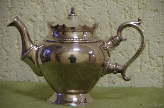 Чайник с серебрением  (  объем 700 мл , высота 13 см , ширина 21 см )