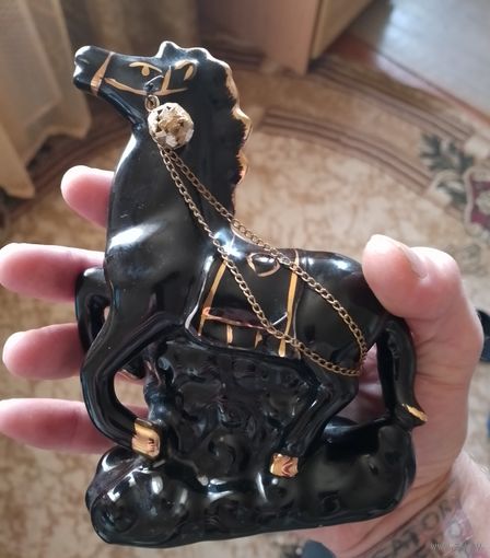 Статуэтка,черный конь,с рубля