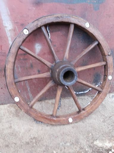 Люстра из старинного колеса для телеги