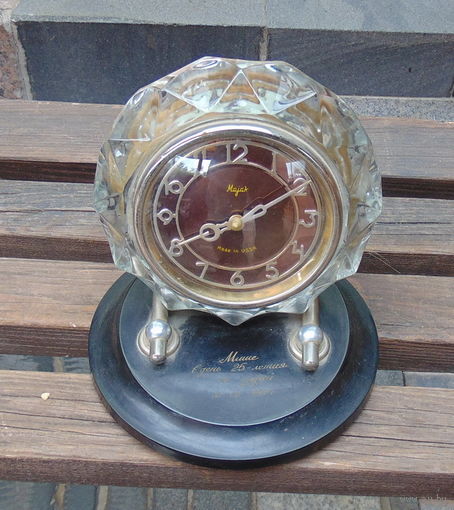Старые настольные часы.