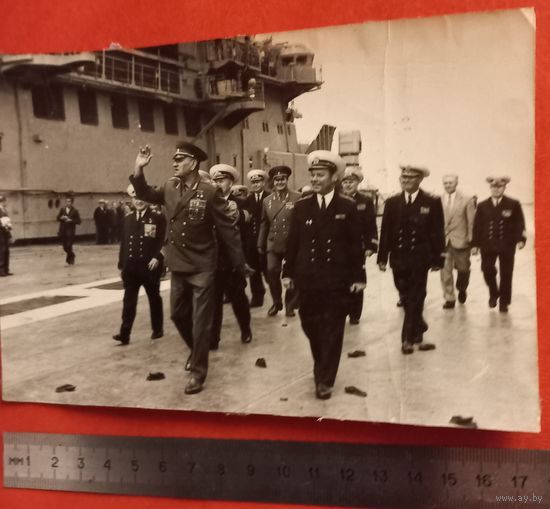 РЕДКОЕ фото министра обороны СССР маршала Гречко на крейсере Киев 1975г г адмиралы ХОВРИН.Горшков