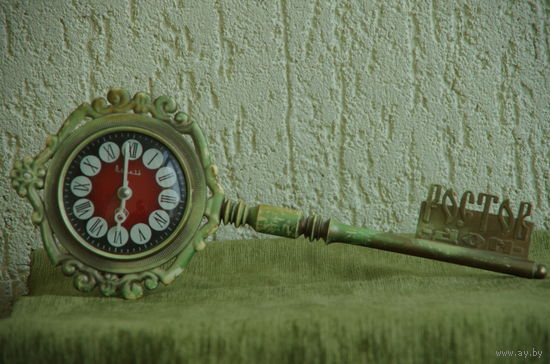 Часы Витязь  будильник   рабочие, обслуженные ( высота 13,5 см , длинна 35 см )