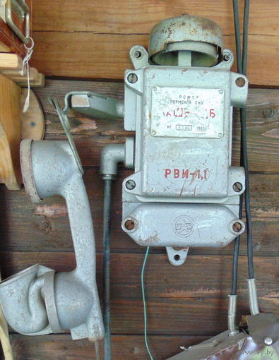 Старинный ,антуражный телефон. Красиво будет смотреться на стене!
