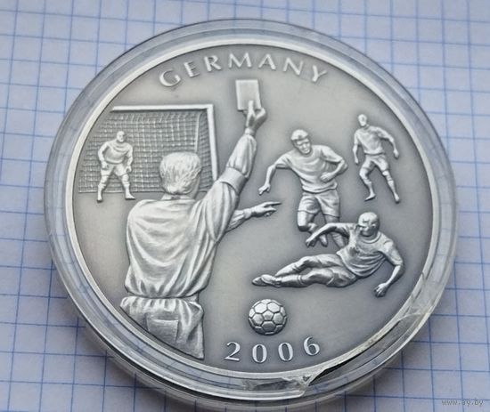 Очень крупная и красивая монета! Либерия 5 долларов, 2006 Чемпионат мира по футболу 2006 - Судья показывает карточку игроку