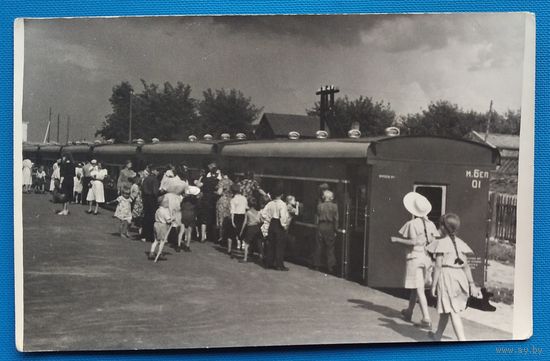 Фото из СССР. Посадка на поезд. 1950-е. 9х14 см