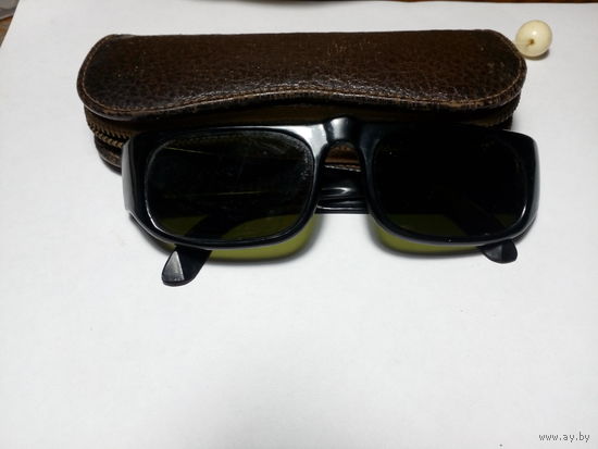 Солнцезащитные очки с футляром 60-х