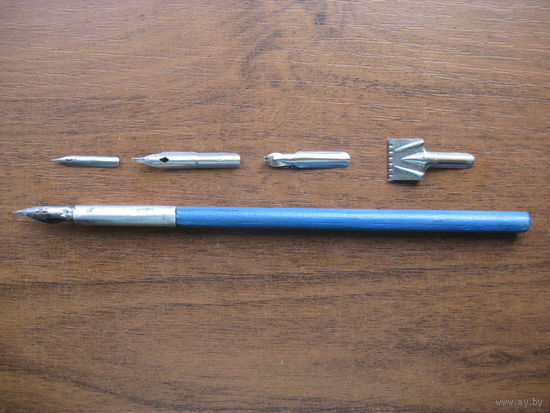 Старая перьевая ручка с перьями
