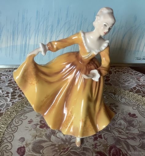 Старинная статуэтка Дама в Желтом платье Англия Royal Doulton Распродажа!