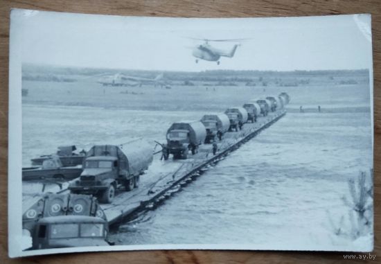 Фото военной техники на переправе. 1980-е. 10х15 см