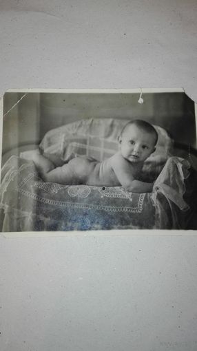 Старая фотография младенца 1945г