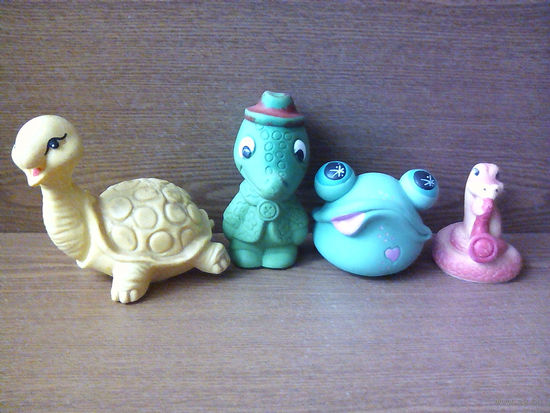 Резиновые игрушки: черепаха, крокодил Гена в шляпе, зелёная лягушка квакша и змея трубач-саксофонист.