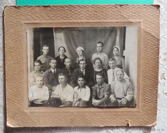 Фото большое "Группа товарищей", Гомель, 1920-1930- е гг. (без паспарту 23*17 см, с паспарту 32*26 см)