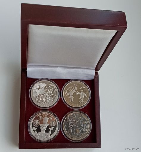Футляр для 4 монет 1 рубль NiCu или 10 рублей Ag d=37.00 mm деревянный