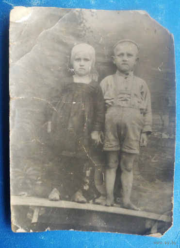 Фото двух детей. 1930-е. 5.5х8 см.