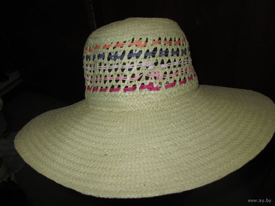 Шляпа соломенная женская с большими полями.