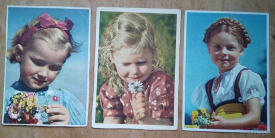 Три открытки. Девочки с цветами. Германия. 1950-е Чистые. Цена за 1.