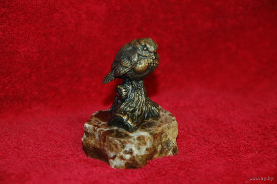 Статуэтка птенец на ветке, птенчик, бронза на мраморе