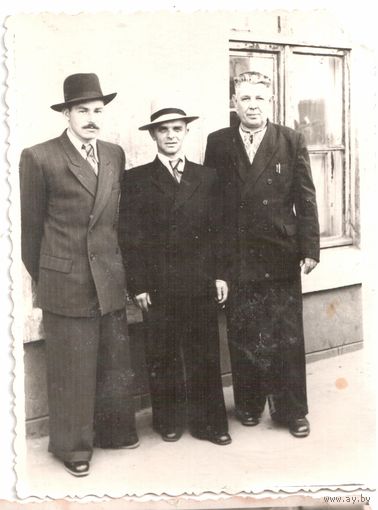 Фото импозантных советских мужчин. 1950-е. 8,5х11,5 см