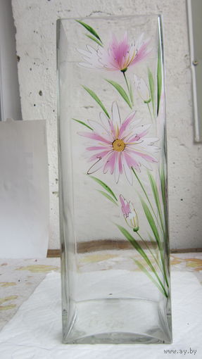 Красивая ваза с нарисованными цветами, стекло