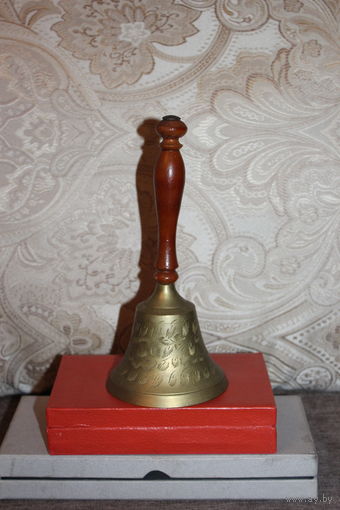 Вызывной, латунный колокольчик с деревянной ручкой, высота 20.5 см.